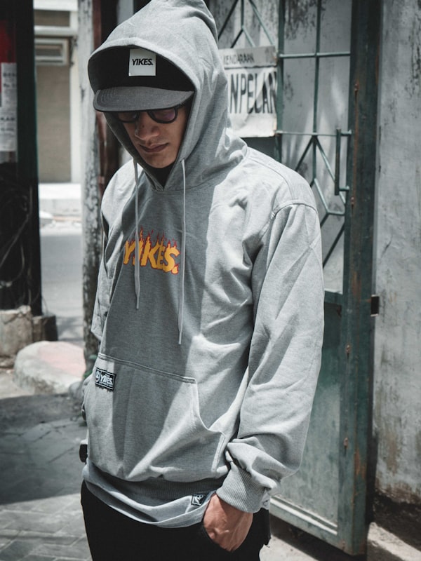 Vanta Box-Logo Hoodie in Ash