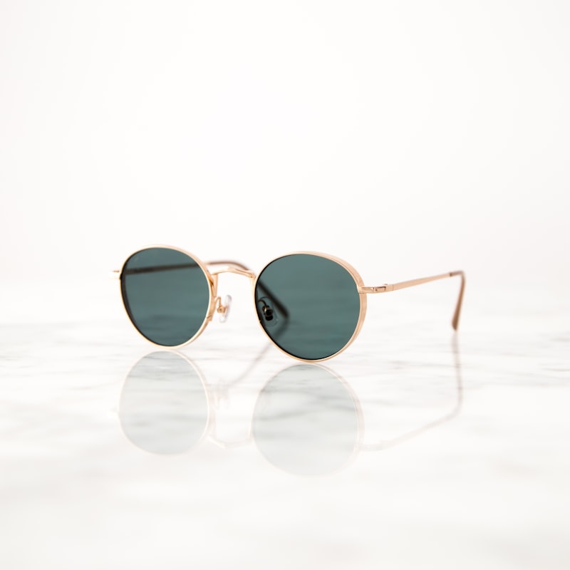 Cove Round sunglasses in Gold