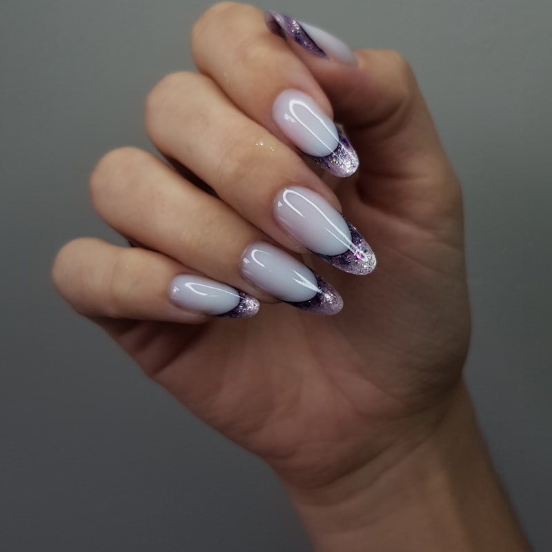 Soft lilac chrome nails with a mirror shine