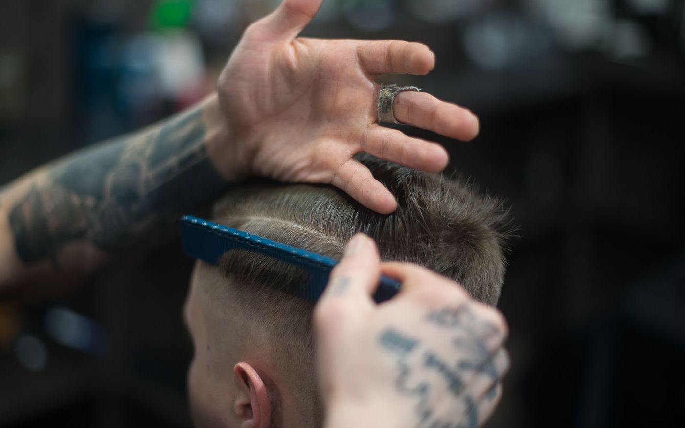 A comb guides a precise men's crop during a haircut