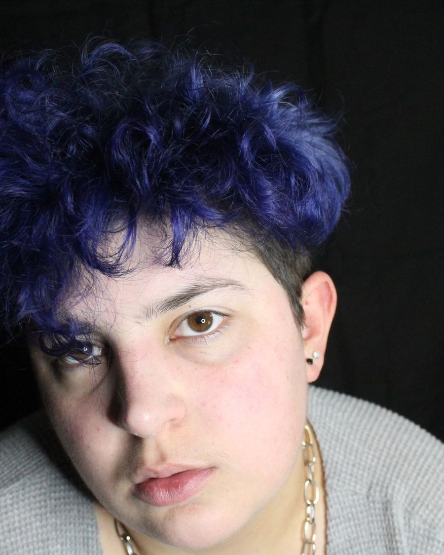 Dino with navy blue curls