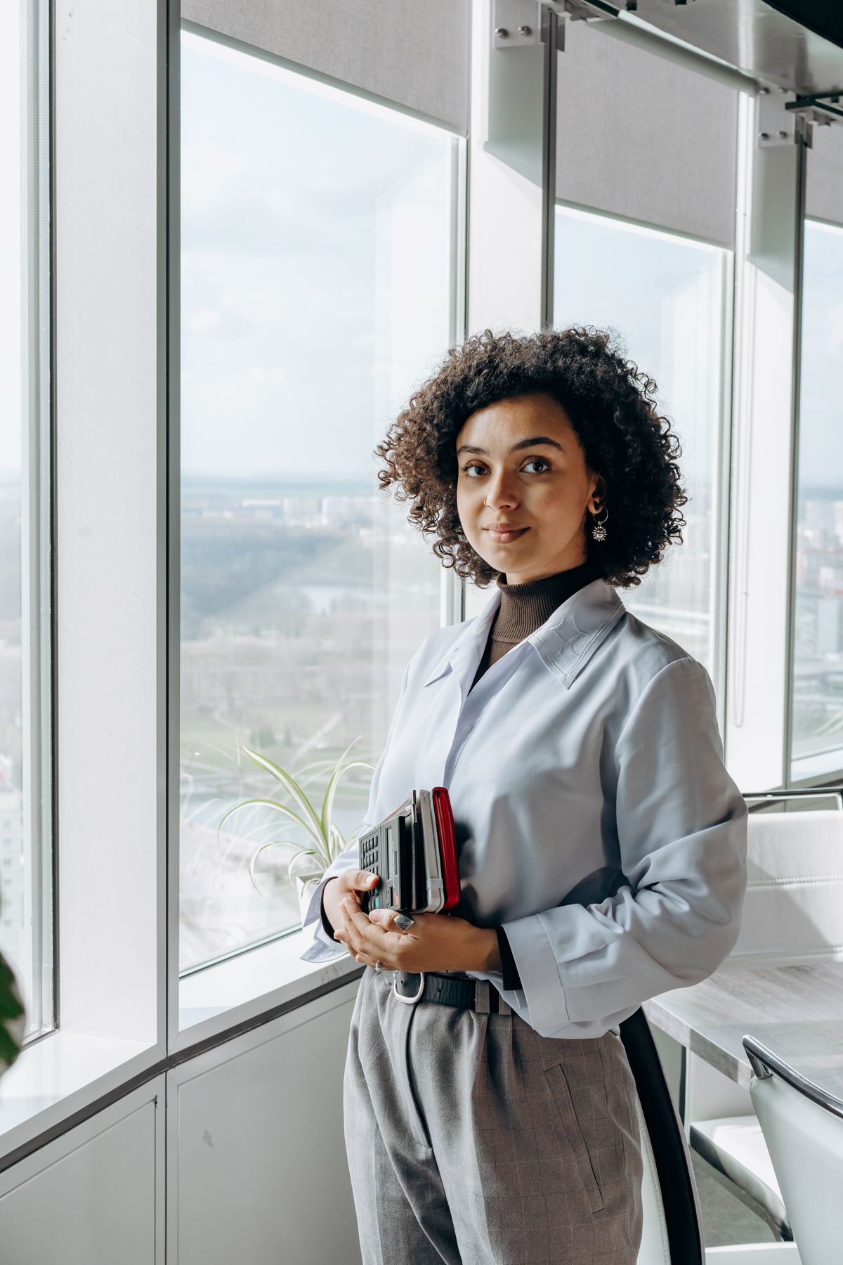 Petra Vuković by the window with a notebook