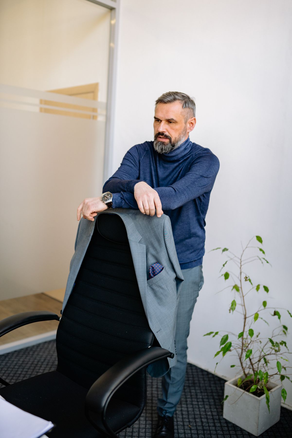 Krešimir Vidmar putting on his jacket