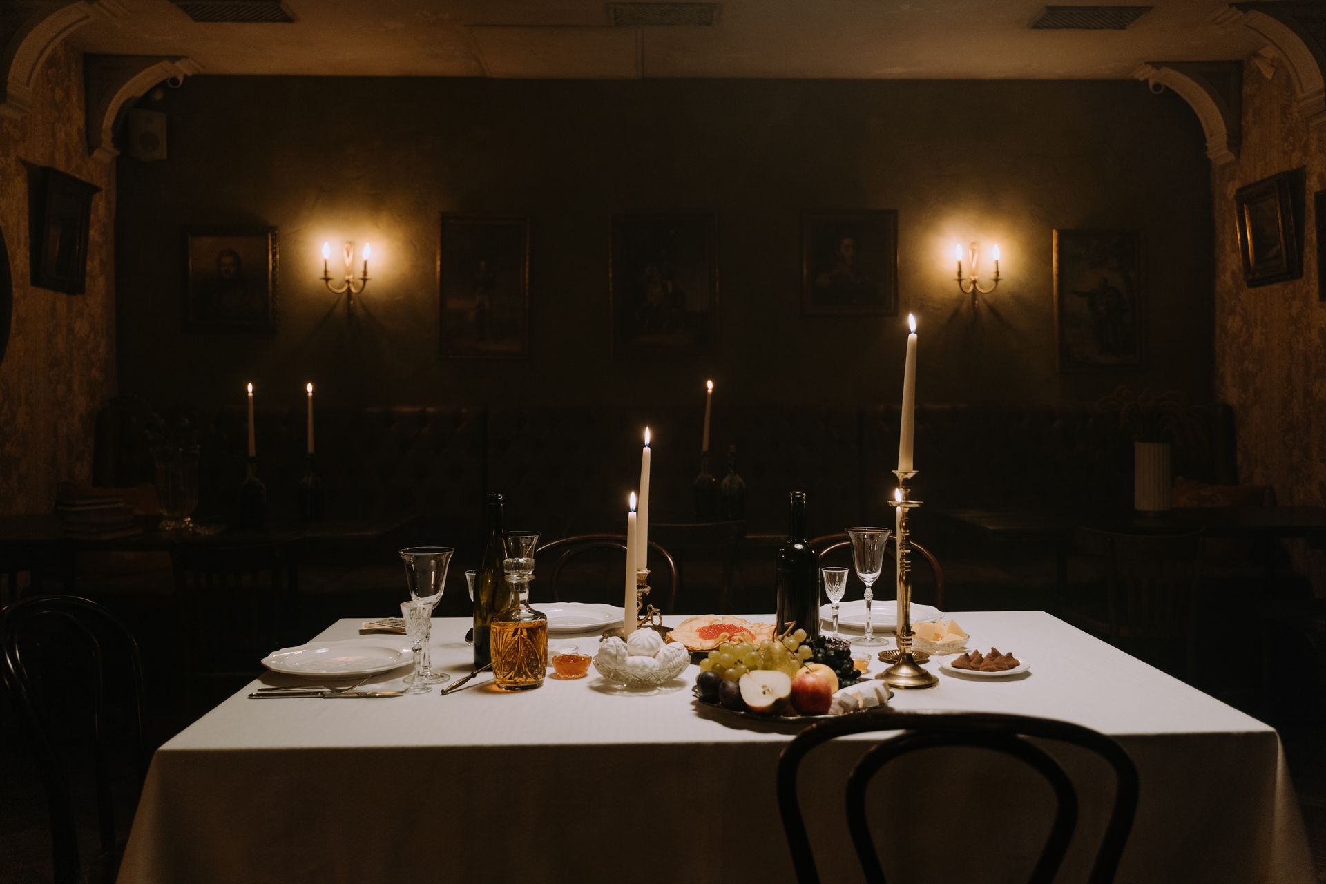 Candlelit table with white linen in the Koromač dining room at night